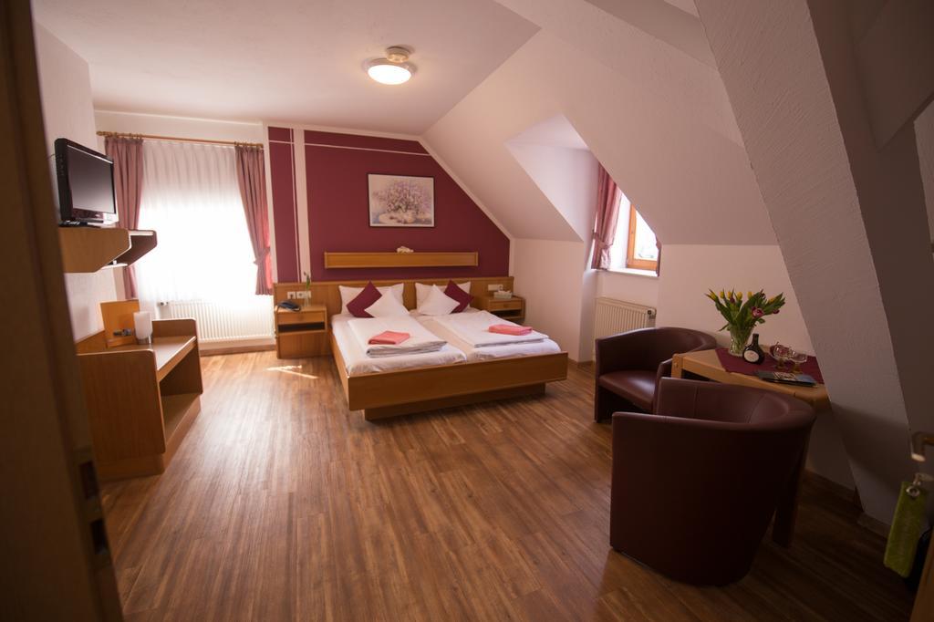 Hotel Garni Zum Hirschen Iphofen Exterior photo